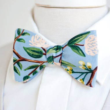 Men's Freestyle Self-Tie Bow Tie / Peonies In Dusty Blue